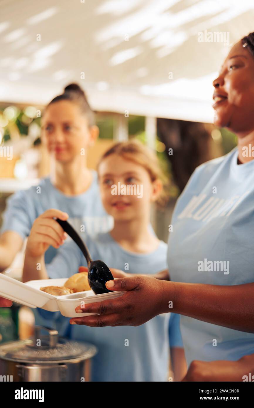 Aid workers food the hungry hi-res stock photography and images - Alamy