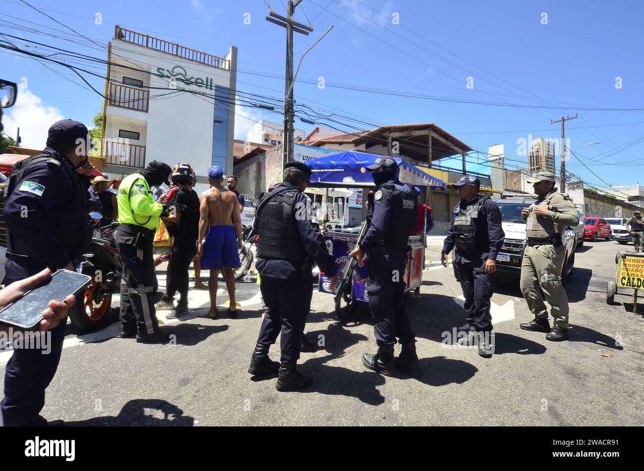January 3, 2024, Natal, Rio Grande do Norte, Brasil: NATAL (RN), 03/01/2024 - STREEDLERS/GUARD/MUNICIPAL - Unregistered street vendors are prevented from working on Ponta Negra beach in Natal, at the beginning of the summer 2024 operation and with the presence of the military police, semurb and municipal guard. (Foto: JosÃƒ © Aldenir/Thenews2/Zumapress) (Credit Image: © Jose Aldenir/TheNEWS2 via ZUMA Press Wire) EDITORIAL USAGE ONLY! Not for Commercial USAGE! Stock Photo