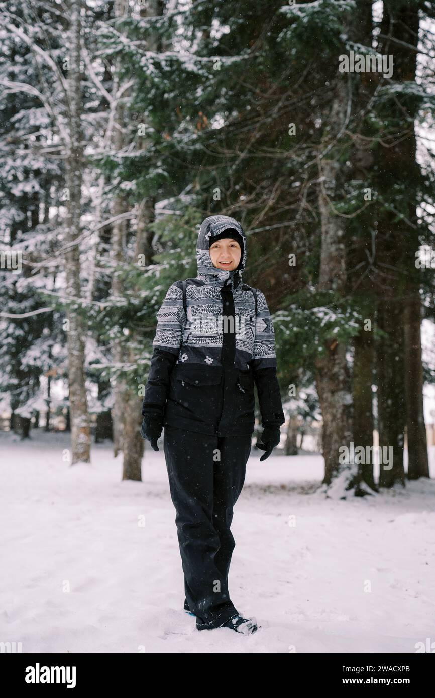 In snowy forest woman hi-res stock photography and images - Alamy