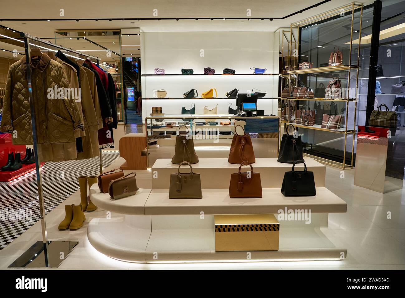 Burberry bag shop hi res stock photography and images Alamy