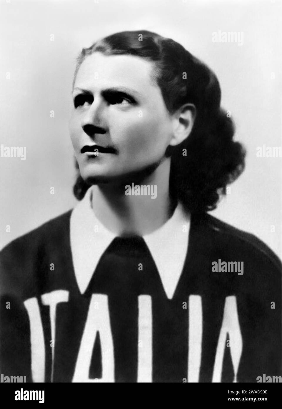 1936 , ITALY  : The  italian runner hurdler and sprinter ONDINA VALLA ( Trebisonda , 1916 - 2006 ) ,  participated in the 1936 Summer Olympics in Berlin, Germany, where he achieved international fame by winning one gold medals for 80 meter hurdles and first Italian woman to win a gold medal at the Olympic Games . Unknown photographer . - OLIMPIADE - OLIMPIADI di BERLINO - OLYMPIA  - FOTO STORICHE - HISTORY - portrait - ritratto - SPORT - ATLETA DONNA - athlet - ATLETICA - SALTO AD OSTACOLI - CORSA  ---  Archivio GBB Stock Photo