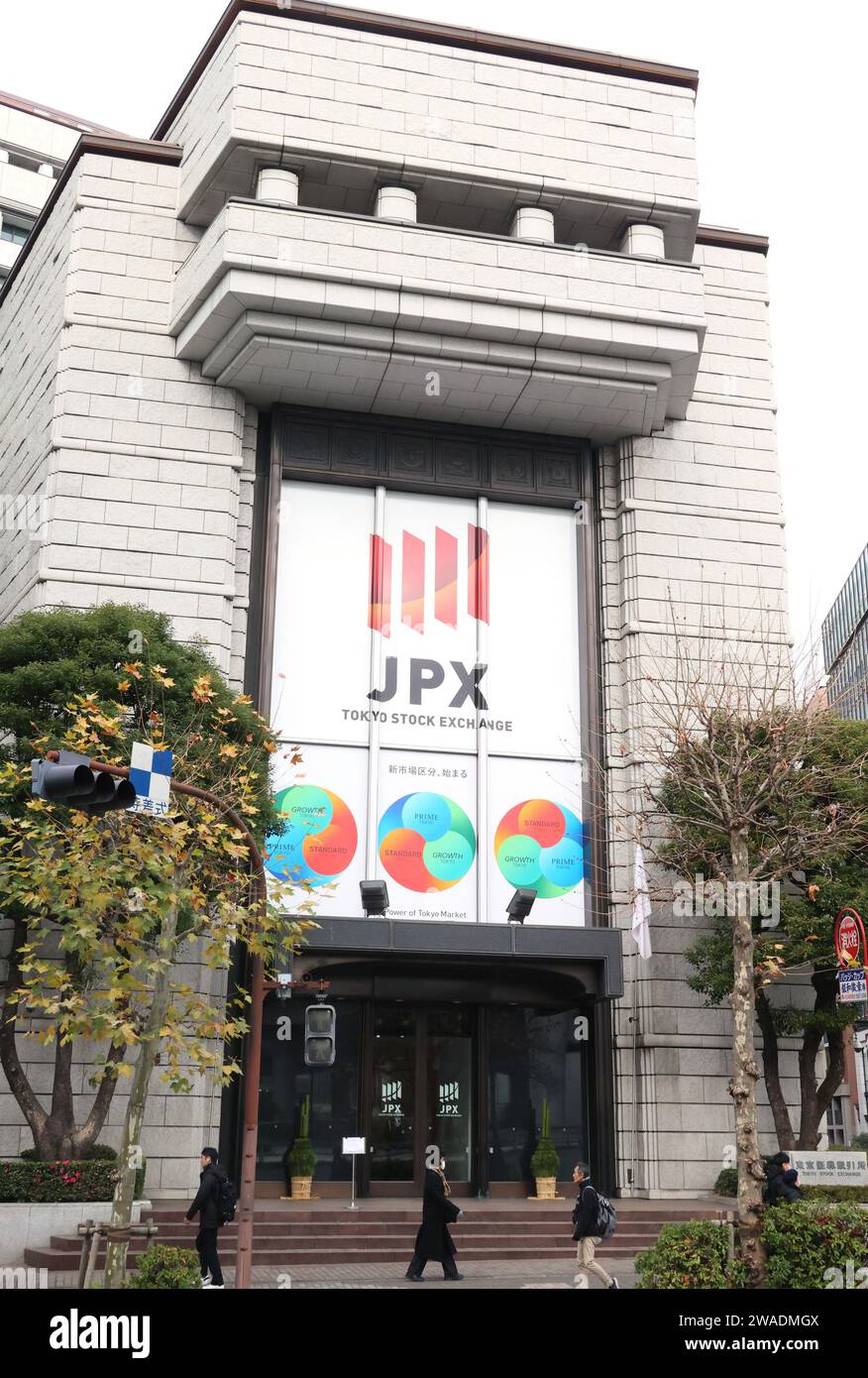 Tokyo Japan 4th Jan 2024 A Ceremony Of The First Trading Of The   Tokyo Japan 4th Jan 2024 A Ceremony Of The First Trading Of The Year Is Held At The Tokyo Stock Exchange In Tokyo On Thursday January 4 2024 Tokyo Stocks Opened Lower Amid Negative Sentiment As The Earthquake Hit Noto Peninsula Central Japan Photo By Yoshio Tsunodaaflo 2WADMGX 