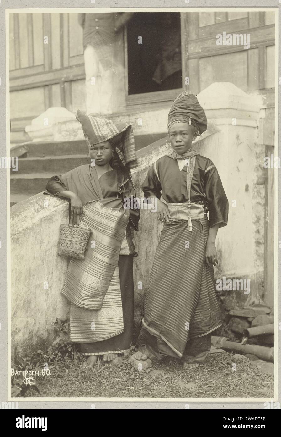 Portrait of an unknown Minangkabausche boy and girl in traditional clothing in Batipuh, 1891 - 1912 photograph A Minangkabau boy and girl in traditional clothing with corners and thick woven sarongs. Batipuh baryta paper  historical persons. girl (child between toddler and youth). boy (child between toddler and youth). folk costume, regional costume Batipuh Stock Photo