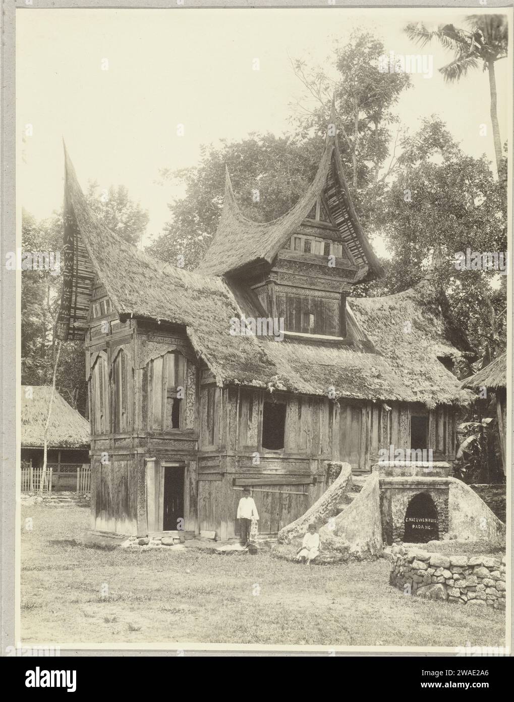 Minangkabausche Surau in Baso, 1891 - 1912 photograph Glasses (possibly