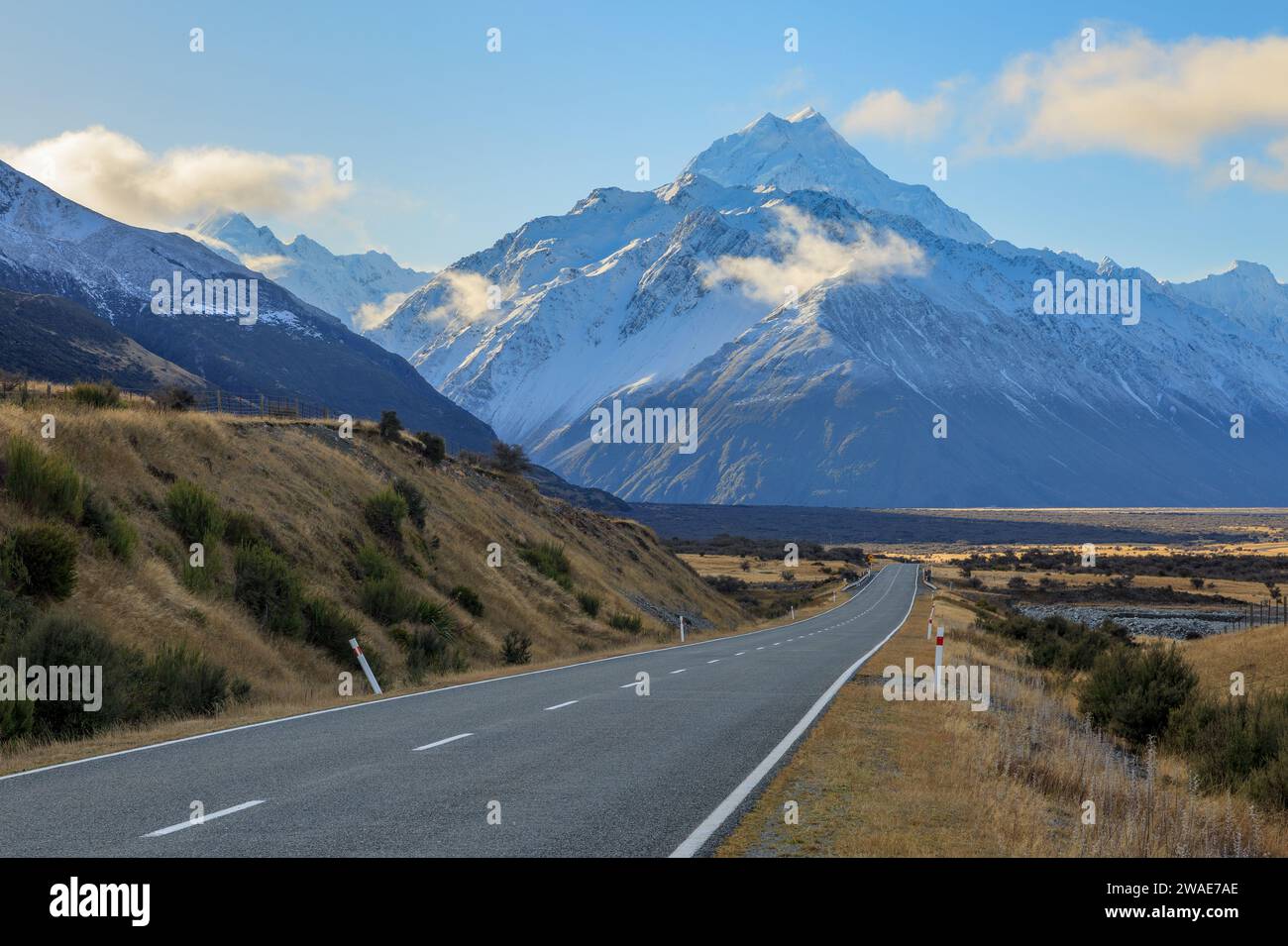 The road leading to Mount Cook, New Zealand's tallest and most famous mountain Stock Photo