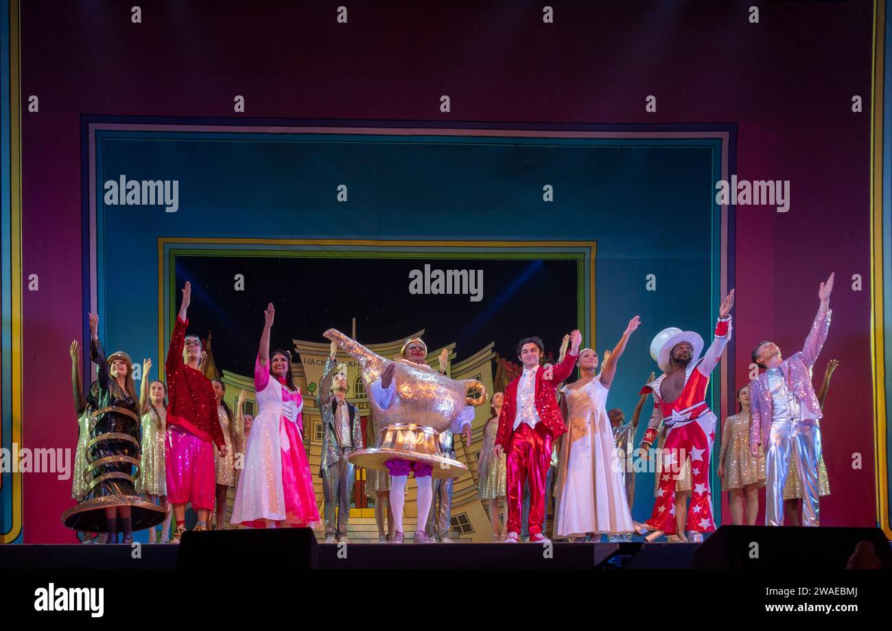 Clive Rowe as Widow Twankey, curtain call, Aladdin pantomime, Empire Theatre, Hackney, London, UK Stock Photo