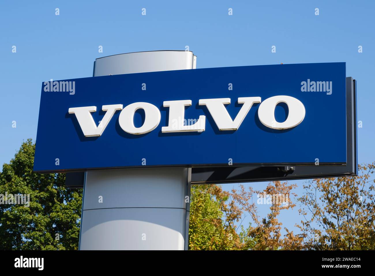 Sign and Logo of the car company Volvo Stock Photo Alamy