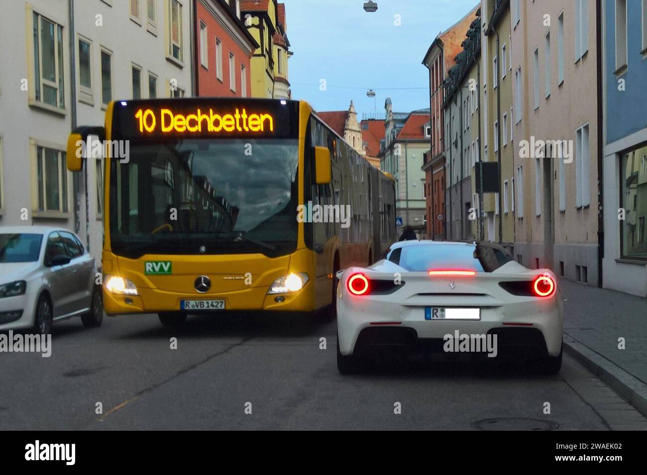 Stadtverkehr, Bus bzw Linienbus im Gegenverkehr. Ferrari, Verkehr ...