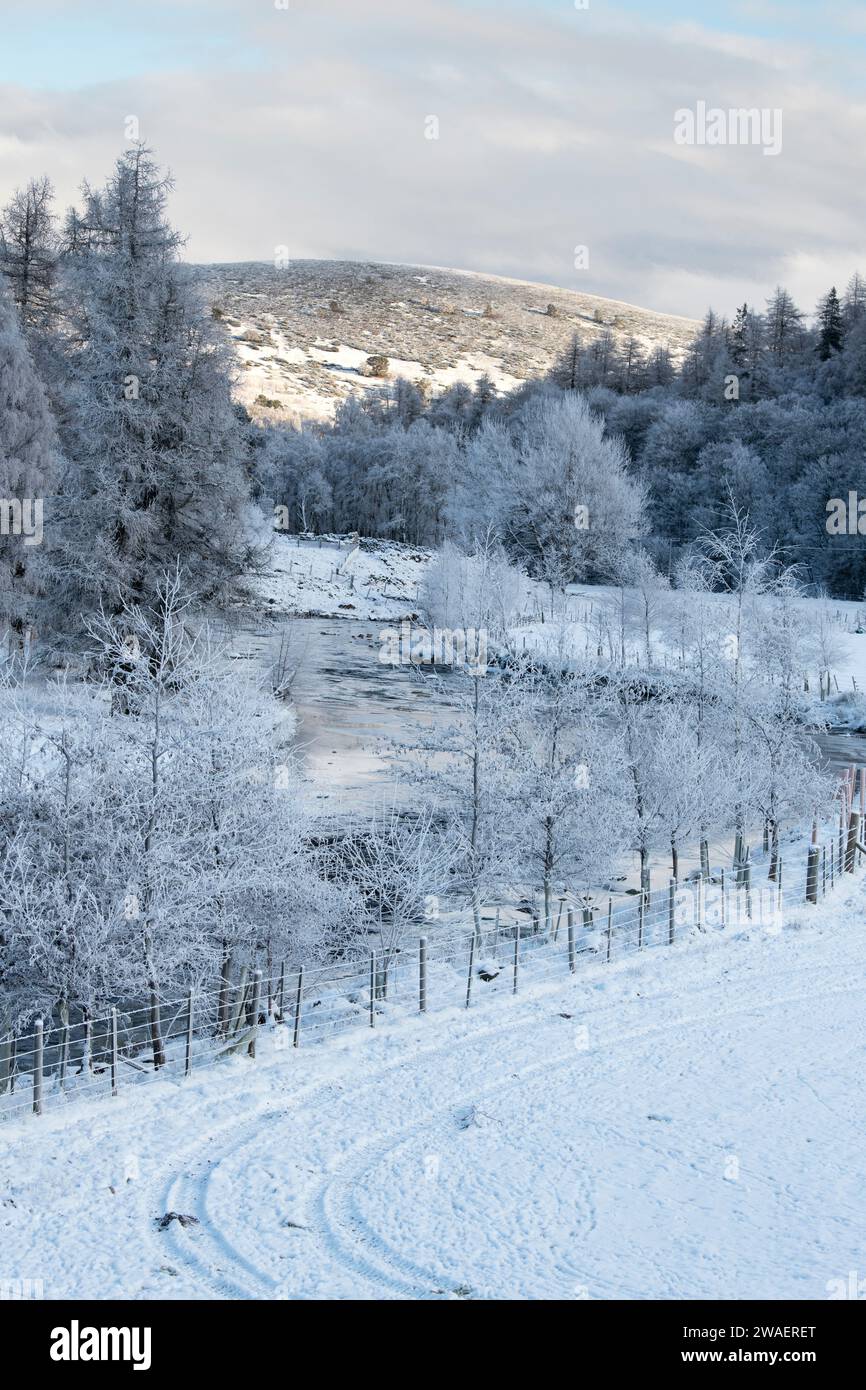 River Gairn in the ice and snow. Gairnshiel, Cairngorms, Highlands, Scotland Stock Photo
