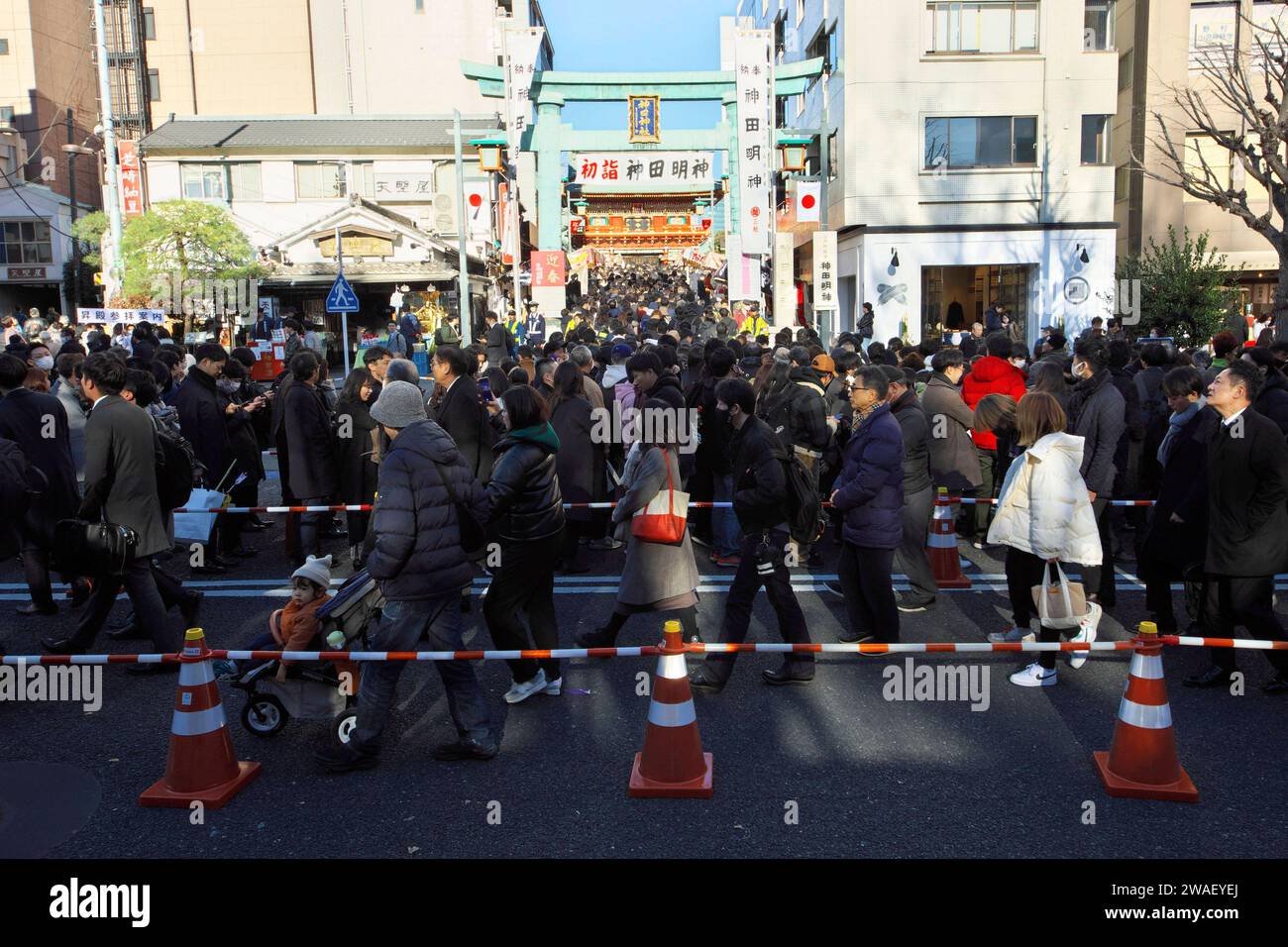 Am ersten Werktag des neuen Jahres in Tokio stehen Besucher Schlange, um zum Beten zum Kanda Myojin-Schrein zu gelangen. Tokio, 04.01.2024 *** On the first working day of the new year in Tokyo, visitors queue up to pray at Kanda Myojin Shrine Tokyo, 04 01 2024 Foto:xK.xNarax/xFuturexImagex myojin 4101 Stock Photo