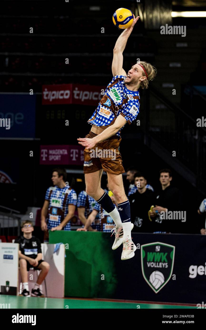 Aufschlag Daniel Gruvaeus (WWK Volleys Herrsching, #2) 1. Volleyball ...