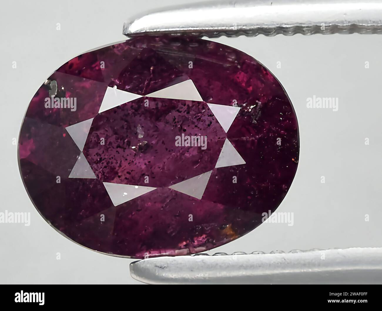 Pear cut red rhodolite hi-res stock photography and images - Alamy