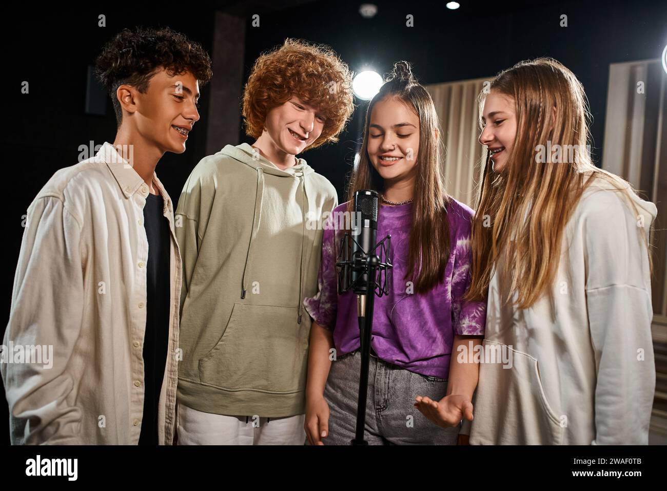 Cute teens hi-res stock photography and images - Page 3 - Alamy