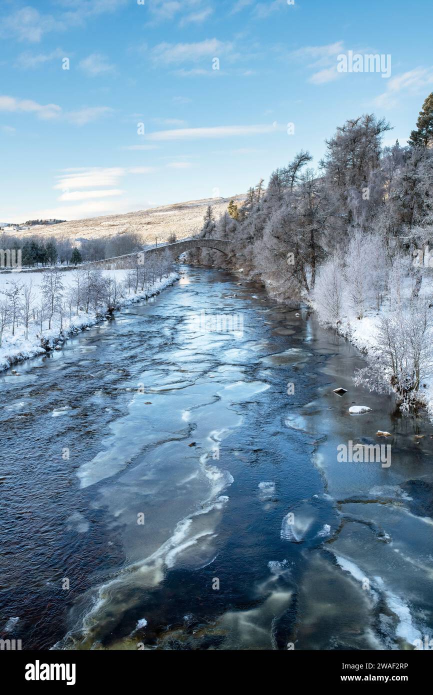 Stone bridge over the River Gairn in the snow. Gairnshiel, Cairngorms, Highlands, Scotland Stock Photo