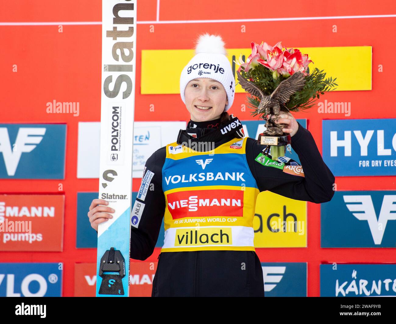 Nika Prevc (Slowenien) jubelt bei der Siegerehrung ueber den Sieg, AUT