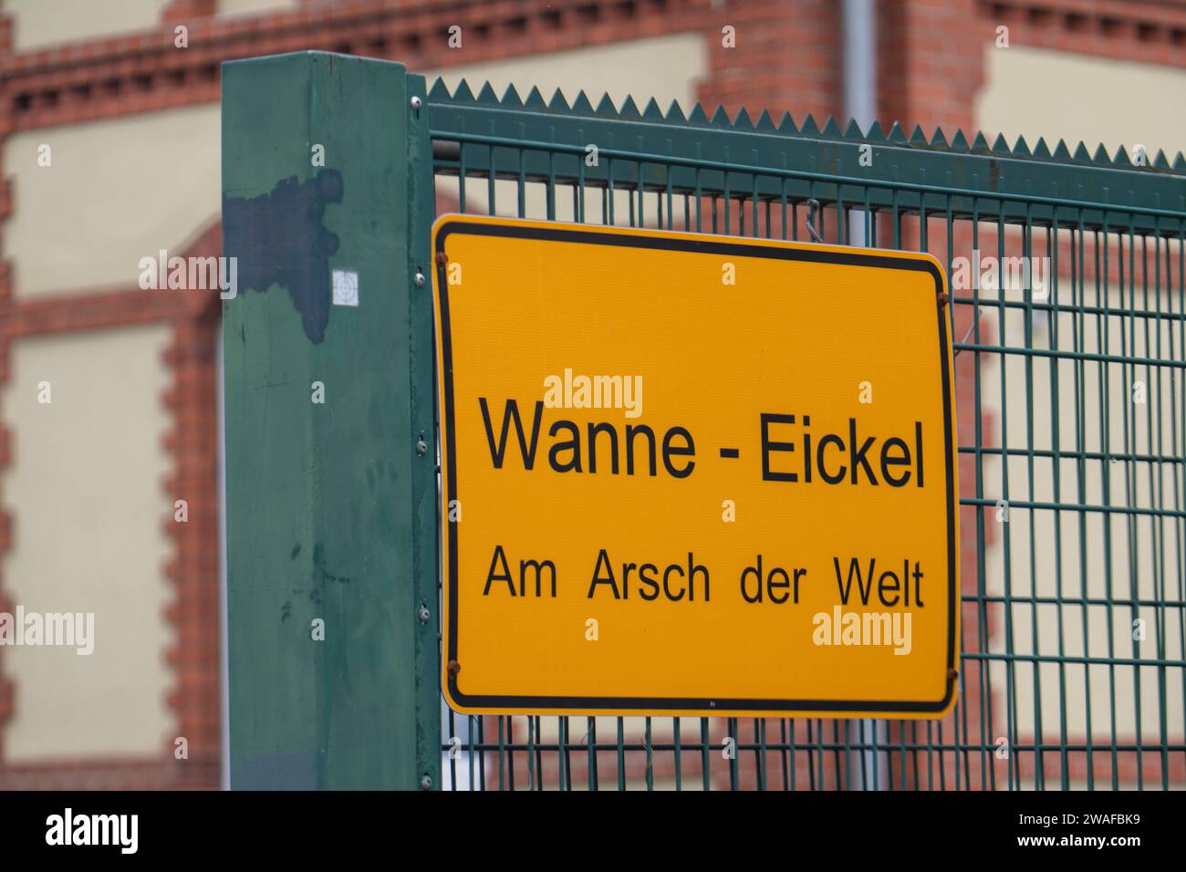 Schild an einem Gebäude, WanneEickel Am Arsch der Welt, gehört zur