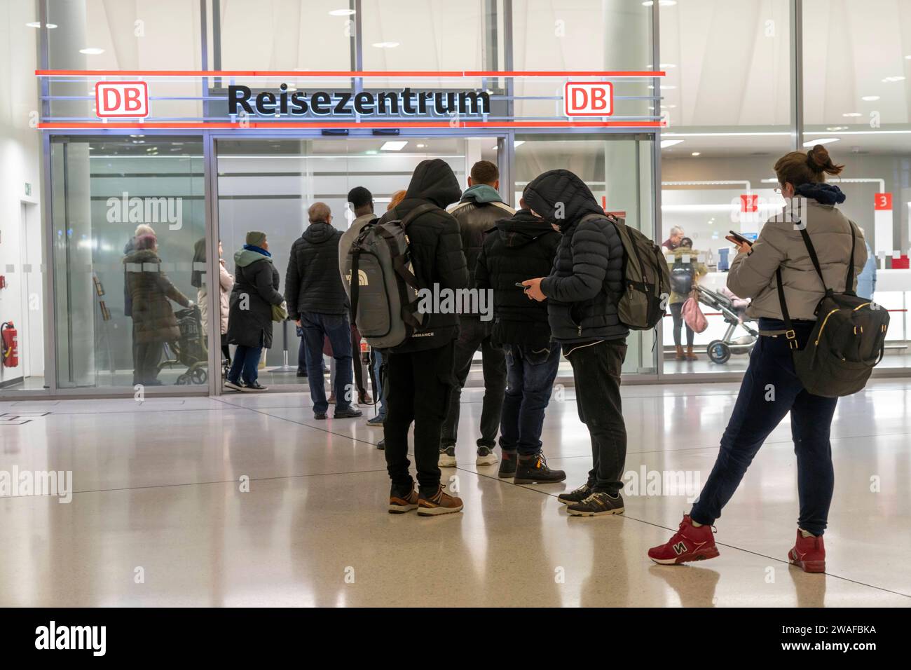 Schlange von Reisenden im Reisezentrum der Deutschen Bahn, Wuppertal, Reisezentrum *** Queue of