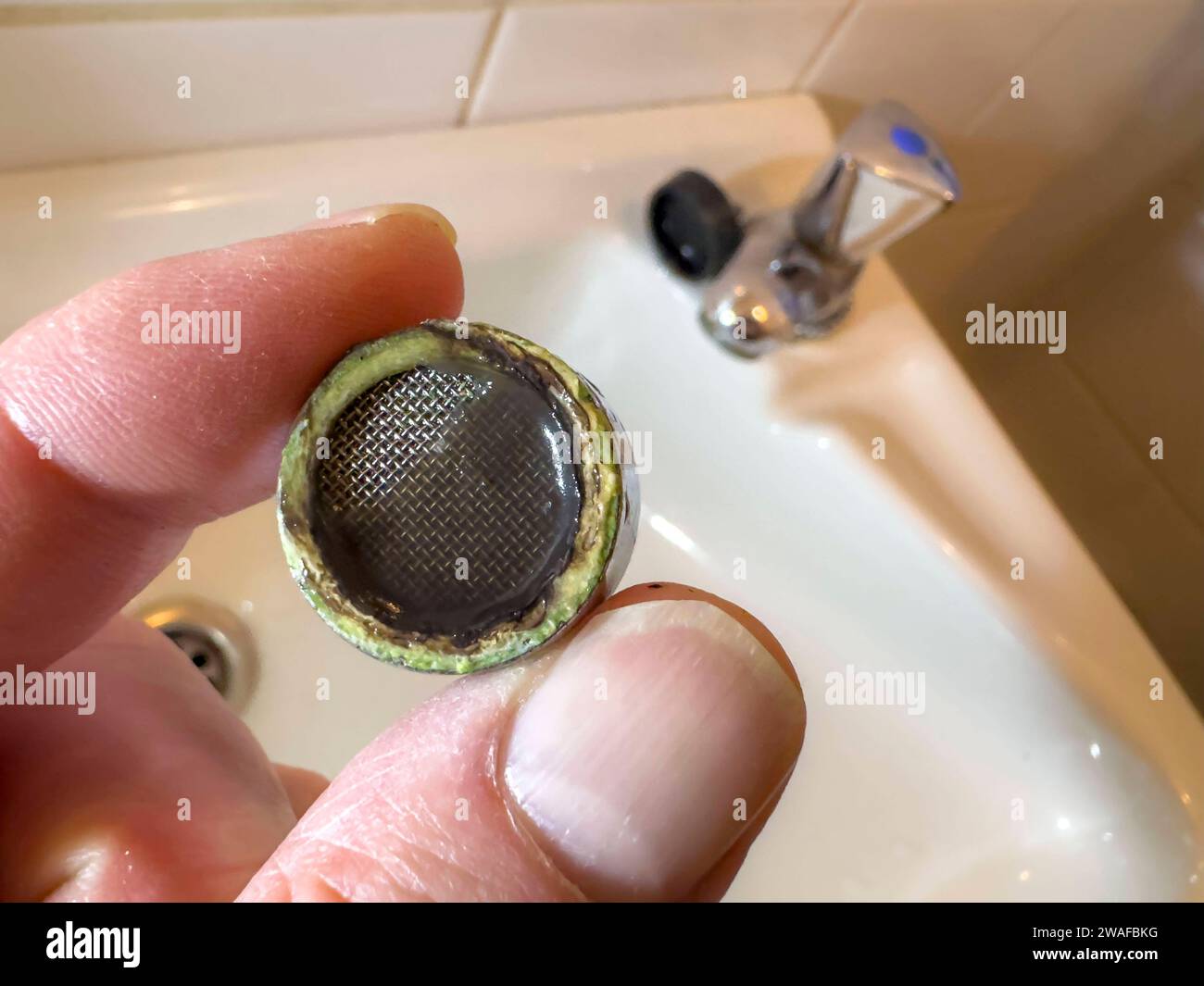 Verkalkter, verstopfter, Strahlregler eines Wasserhahns, Kalkreste verstopfen das Sieb des Wasserstrahlreglers, Strahlregler *** Calcified, clogged, faucet aerator, limescale residue clogs the strainer of the faucet aerator, faucet aerator Stock Photo