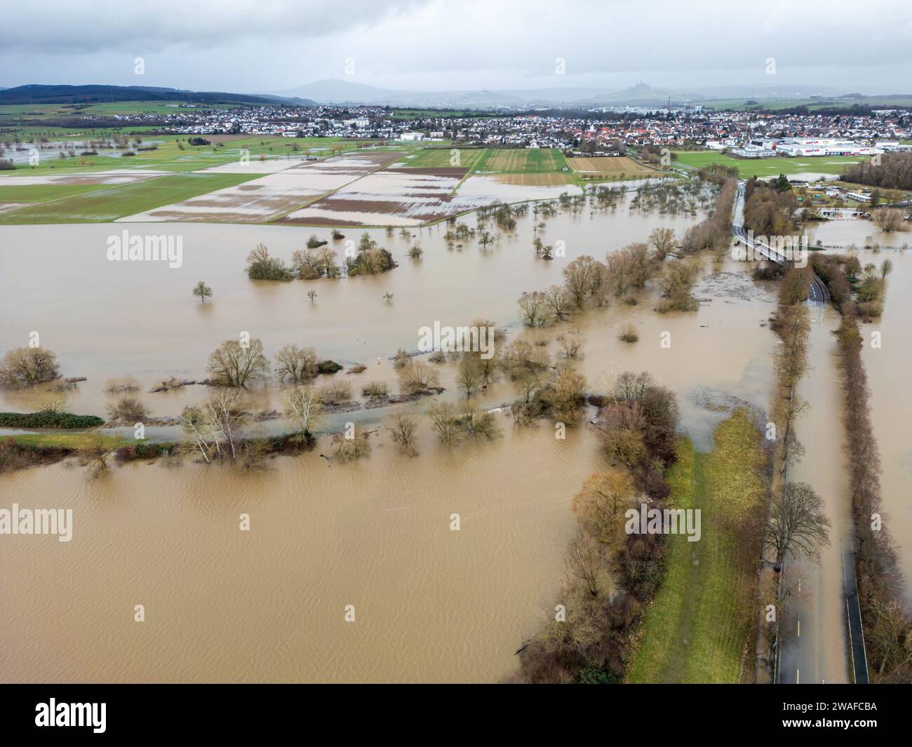 Heuchelheim, Germany. 04th Jan, 2024. The Lahn has burst its banks in the Lahn floodplain. Lahnparkstrasse (r) is flooded at the level of the Heuchelheim lakes and is therefore closed to traffic. Credit: Christian Lademann/dpa/Alamy Live News Stock Photo