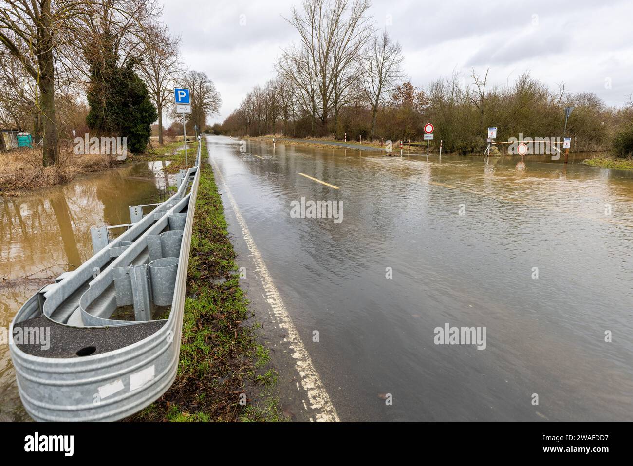 Heuchelheim, Germany. 04th Jan, 2024. The Lahn has burst its banks in the Lahn floodplain. Lahnparkstrasse is flooded at the level of the Heuchelheim lakes and is therefore closed to traffic. Credit: Christian Lademann/dpa/Alamy Live News Stock Photo