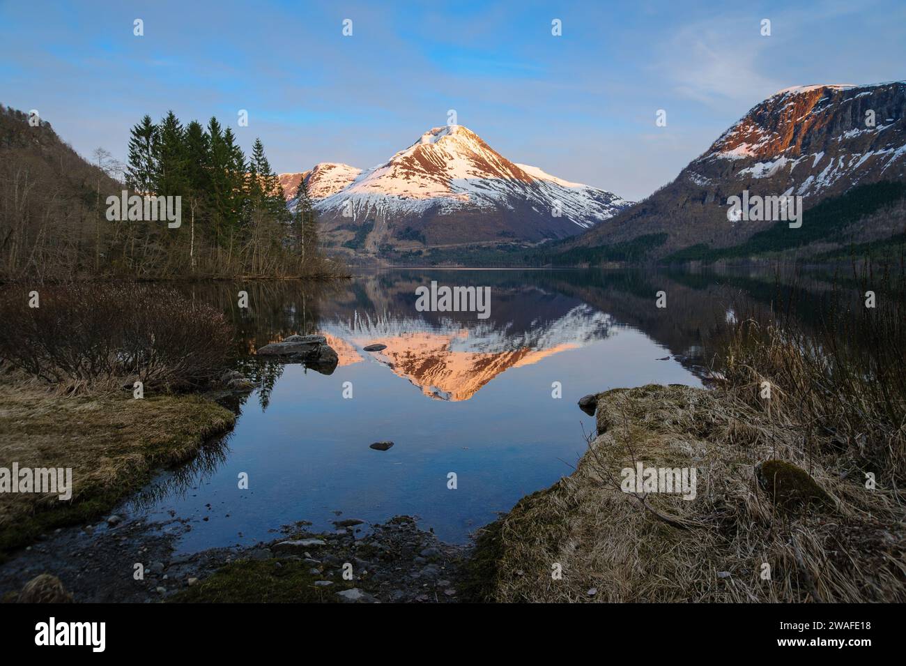 Mountains still capped snow hi-res stock photography and images - Alamy