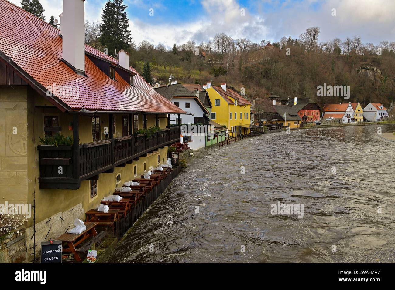 Cesky Krumlov, Czech Republic. 04th Jan, 2024. Water levels in the Vltava river in Cesky Krumlov downgraded to second flood alert in Cesky Krumlov, Czech Republic, January 4, 2024. Credit: Vaclav Pancer/CTK Photo/Alamy Live News Stock Photo