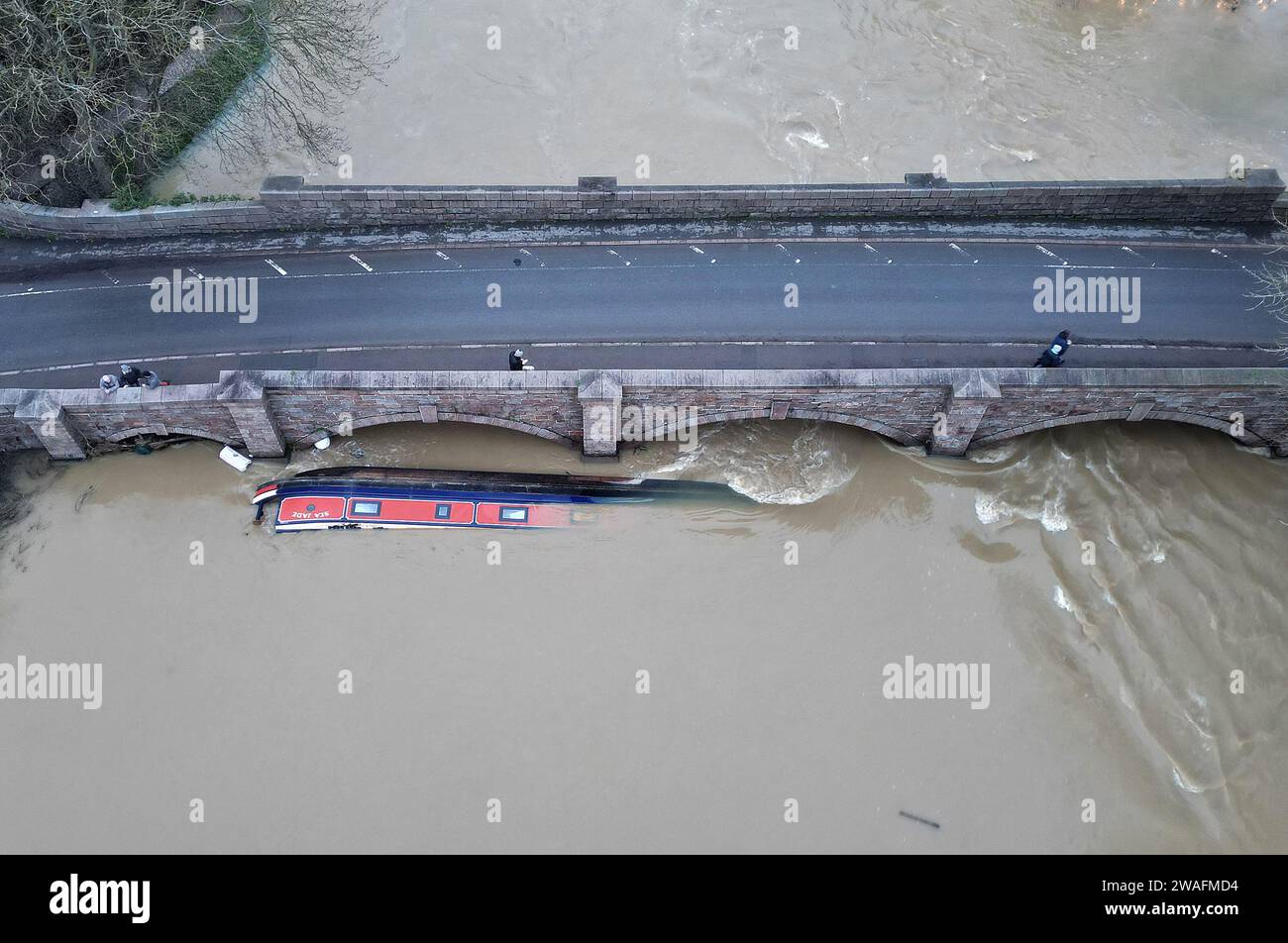 Barrow upon Soar, Leicestershire, UK. 4TH January 2024. UK weather. A narrow boat sinks after breaking from its mooring during flooding on the River Soar. Parts of the UK are set for another day of disruptive weather, with hundreds of flood alerts and warnings in place as more rain is expected. Credit Darren Staples/Alamy Live News. Stock Photo