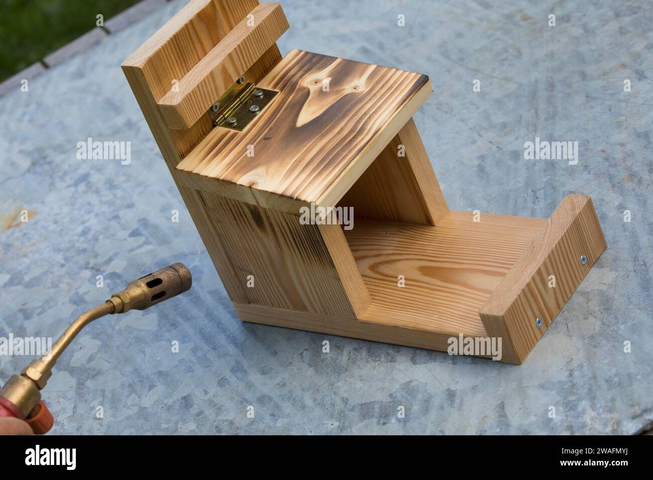 Futterhäuschen für Eichhörnchen selber bauen, Futterhaus, Futterkasten