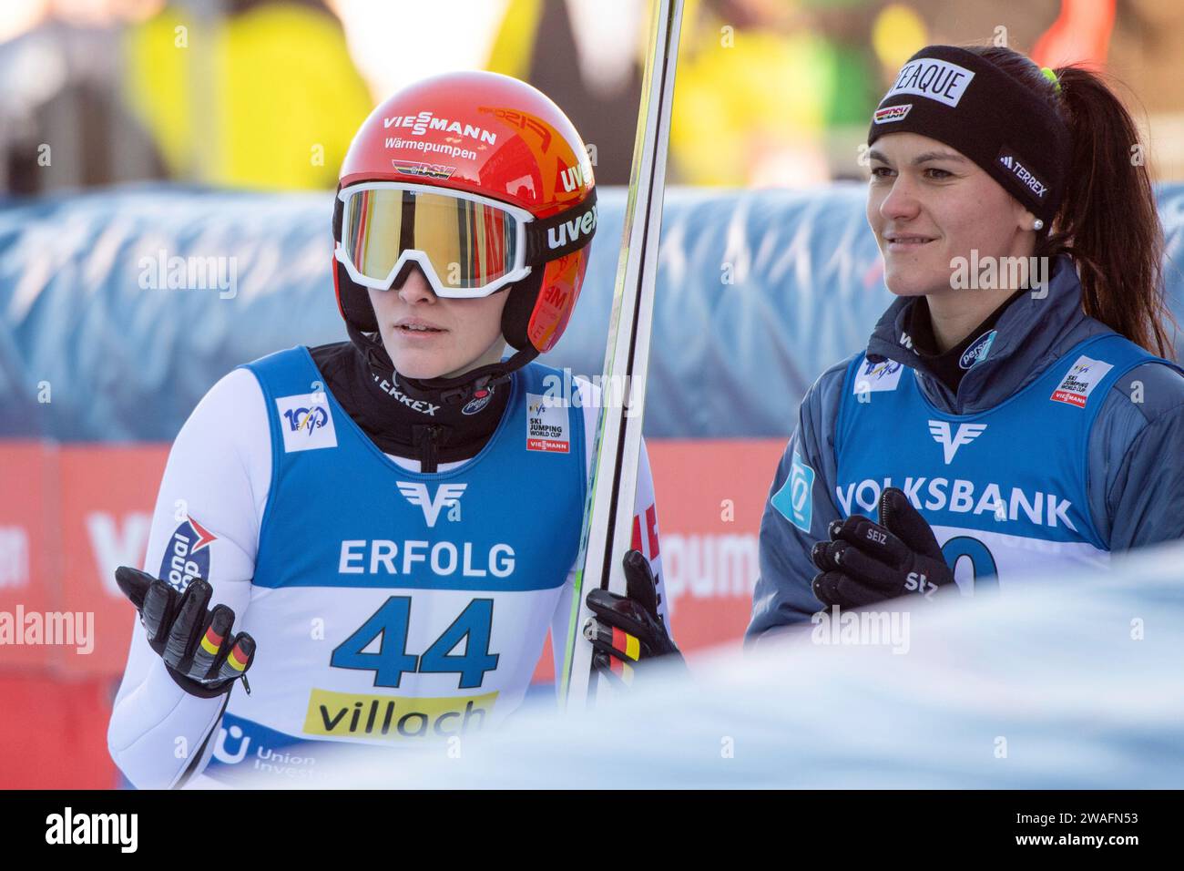 Selina Freitag (Deutschland) unzufrieden im Ziel, dahinter Luisa