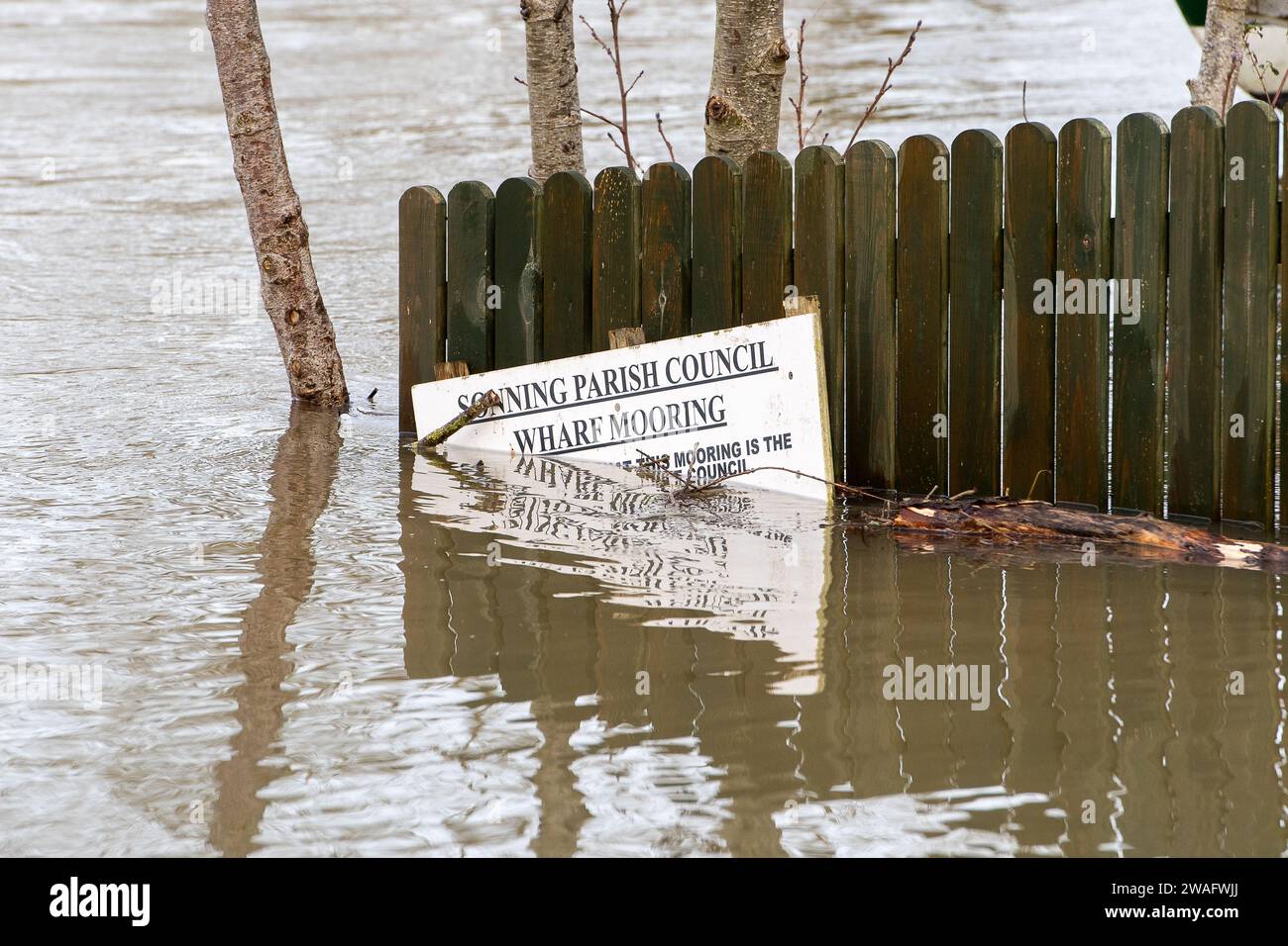 Sonning Berkshire UK 4th January 2024 A Sign Begins To Disappear   Sonning Berkshire Uk 4th January 2024 A Sign Begins To Disappear Into The River Thams A Flood Alert Is In Place For The River Thames In Sonning Berkshire Maureen Mcleanalamy Live News 2WAFWJJ 