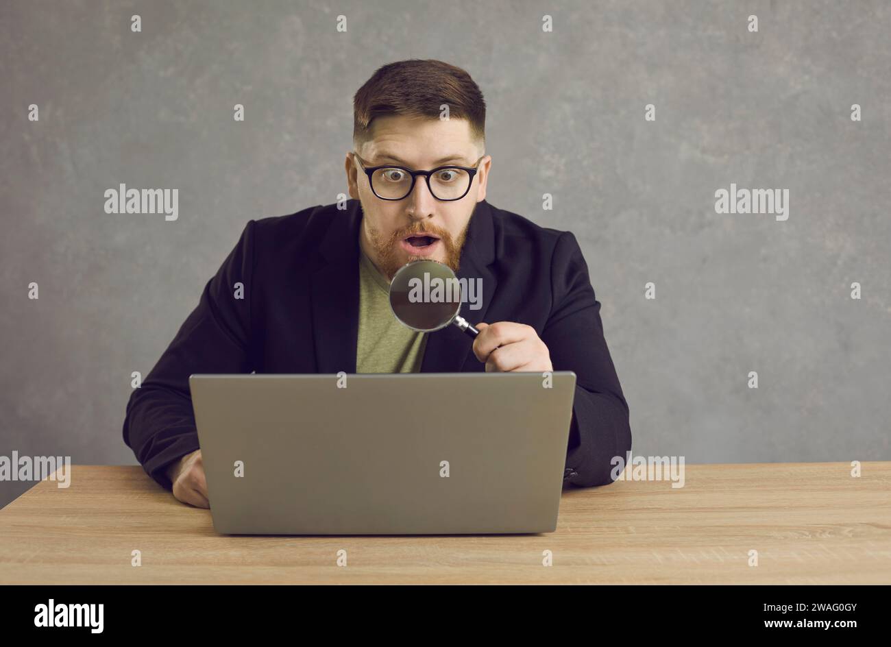 Person Using Computer Screen Magnifier Private eye magnifying glass hi-res stock photography and images - Alamy