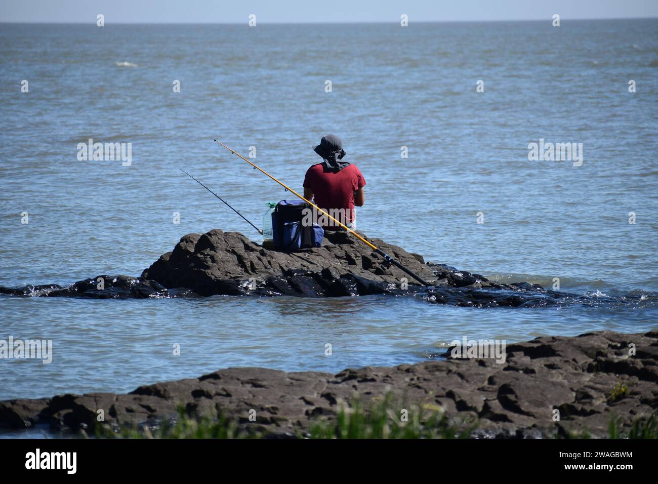Hombre de espalda pescando en el río Stock Photo
