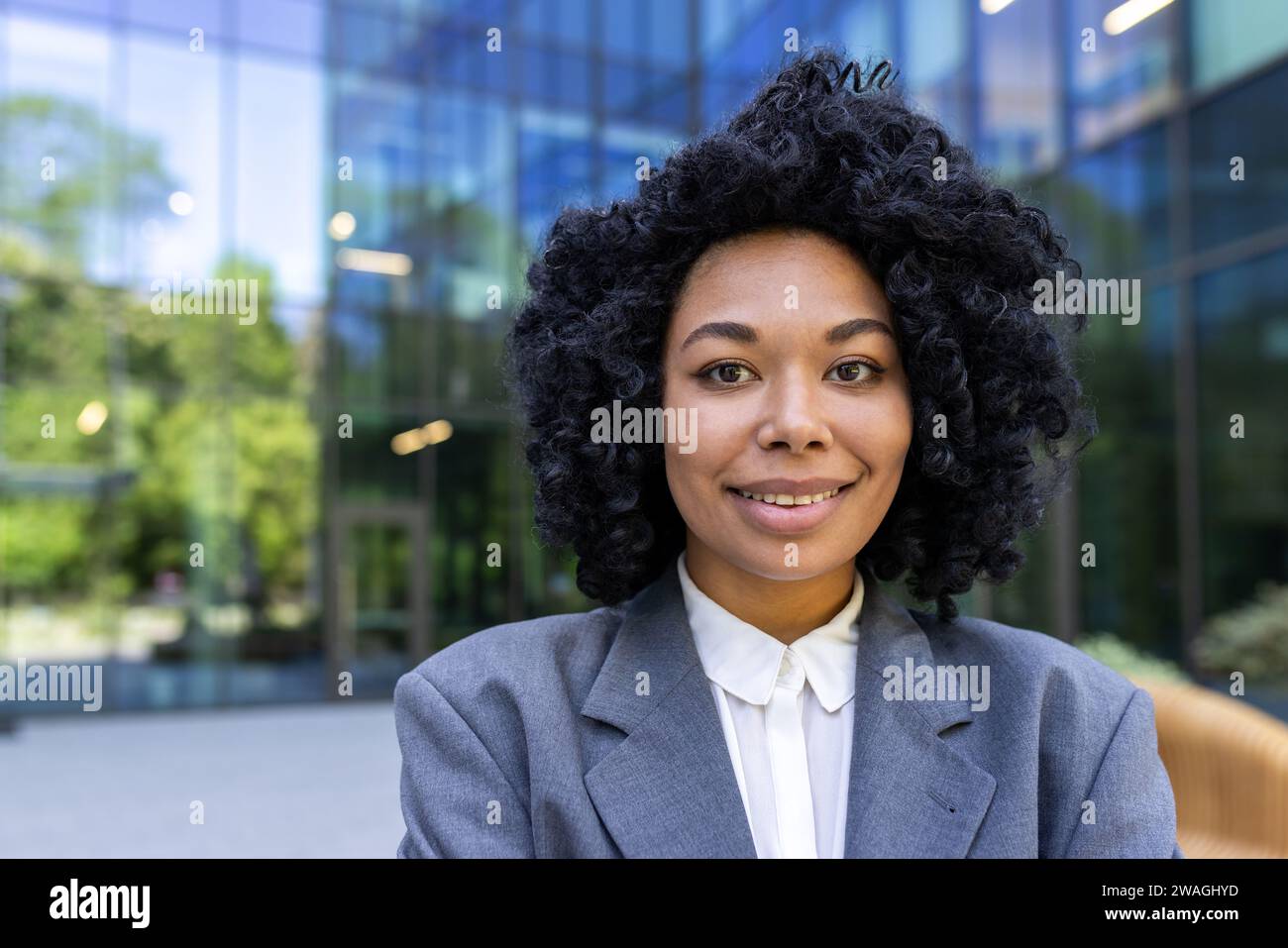 African american business lady smiling hi-res stock photography and ...