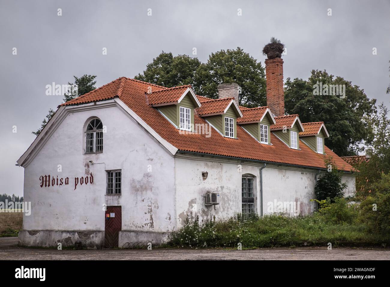 Comté de Viru - Maison pittoresque avec sa cheminée et son nid de cigogne Stock Photo