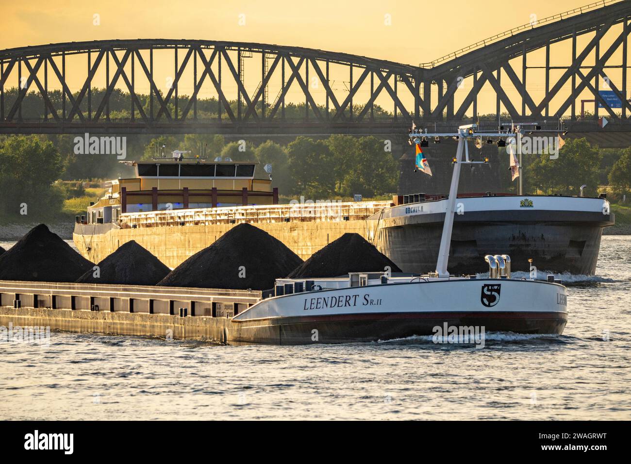Freighter Leendert SR 2, with coal cargo, cargo ships on the Rhine near Duisburg-Baerl, behind the Haus-Knipp railway bridge over the Rhine, NRW, Germ Stock Photo