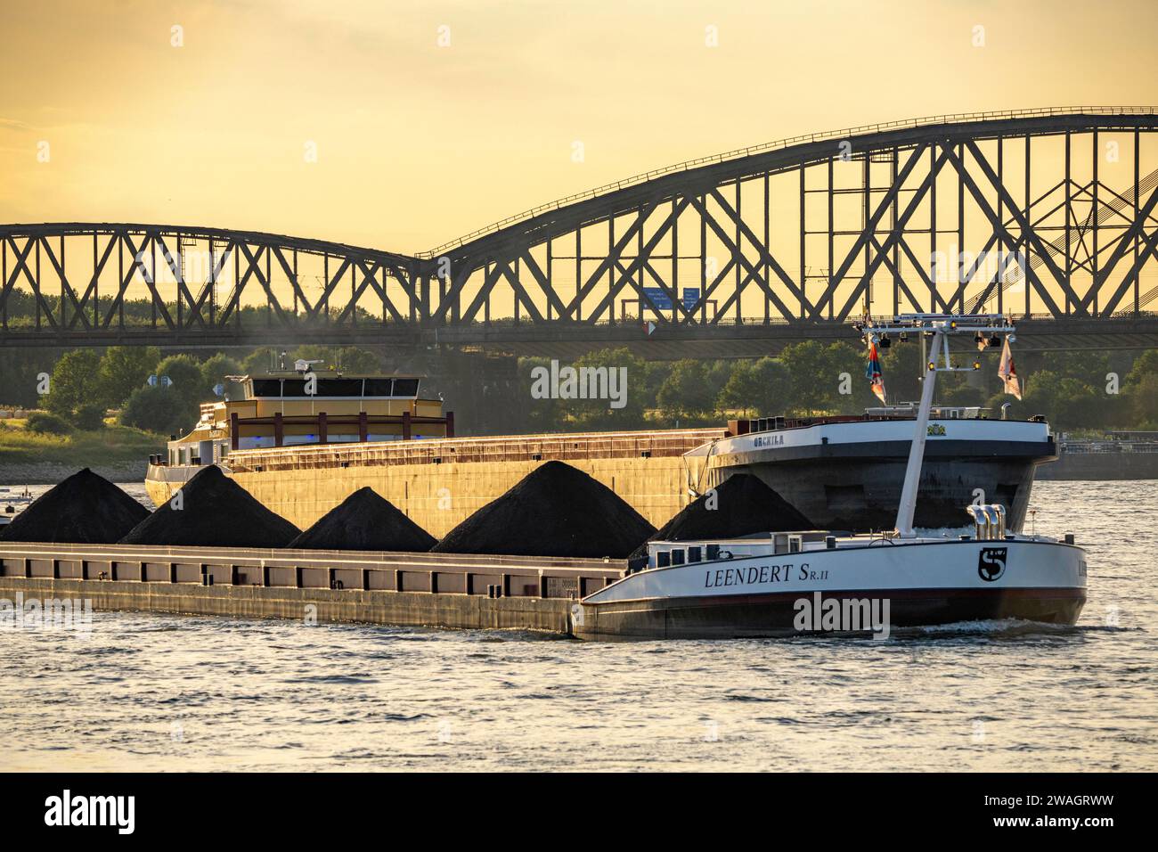 Freighter Leendert SR 2, with coal cargo, cargo ships on the Rhine near Duisburg-Baerl, behind the Haus-Knipp railway bridge over the Rhine, NRW, Germ Stock Photo