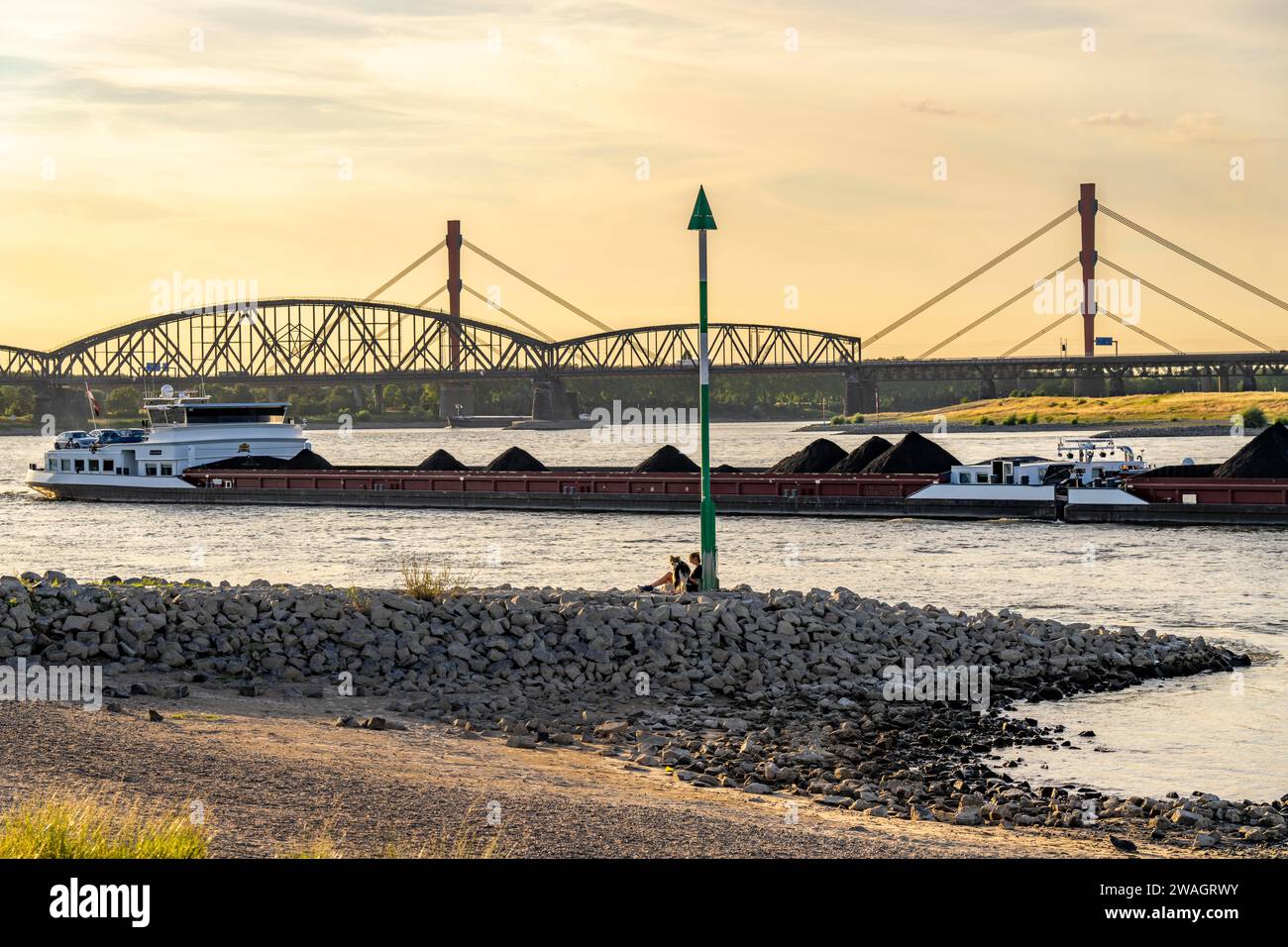 Freighter Leendert SR 2, with coal cargo, cargo ships on the Rhine near Duisburg-Baerl, behind the Haus-Knipp railway bridge and motorway bridge of th Stock Photo