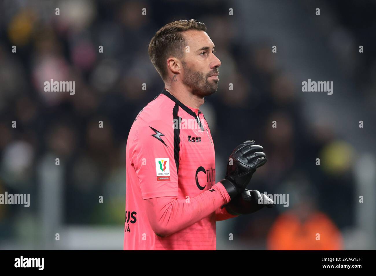 Vincenzo Fiorillo di US Salernitana 1919 guarda durante la Serie Un match tra US Salernitana 1919