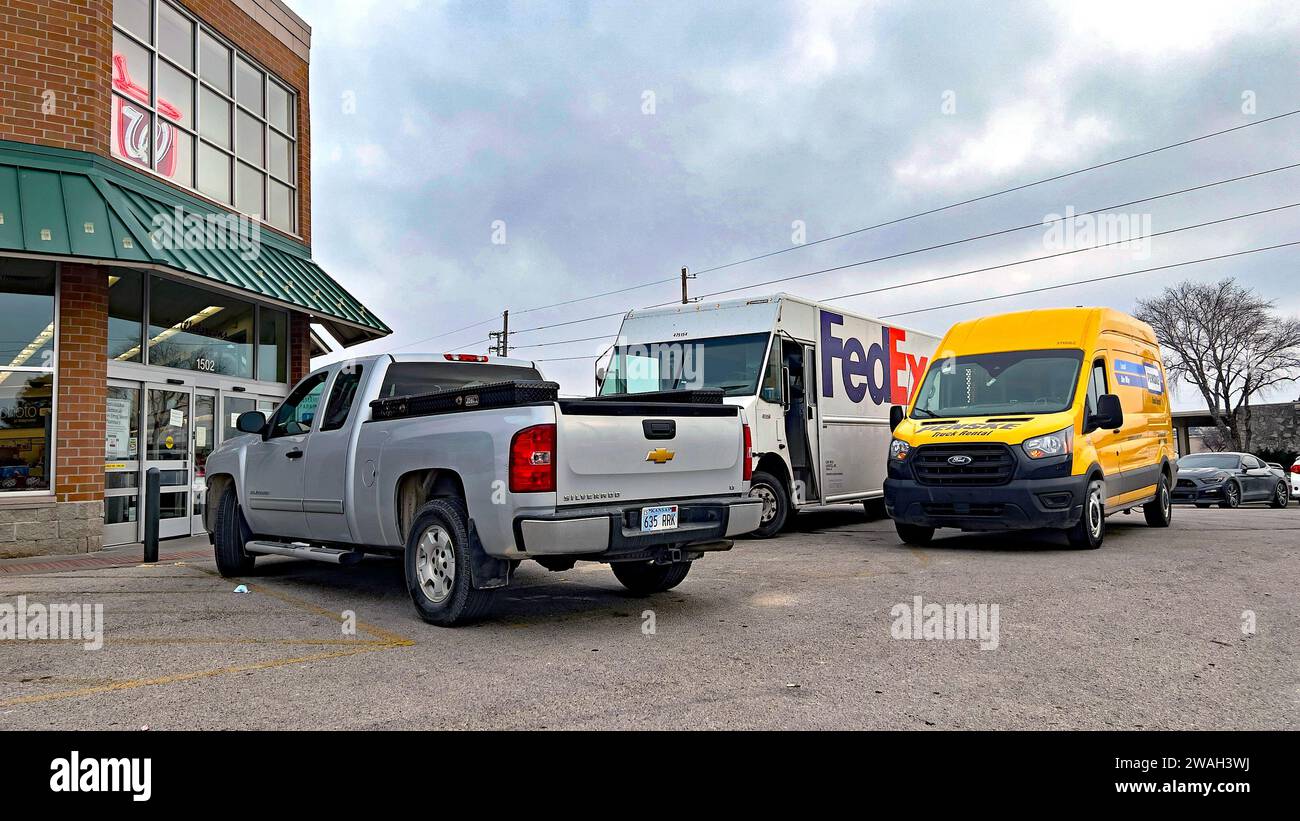 Fedex delivery person hires stock photography and images Alamy
