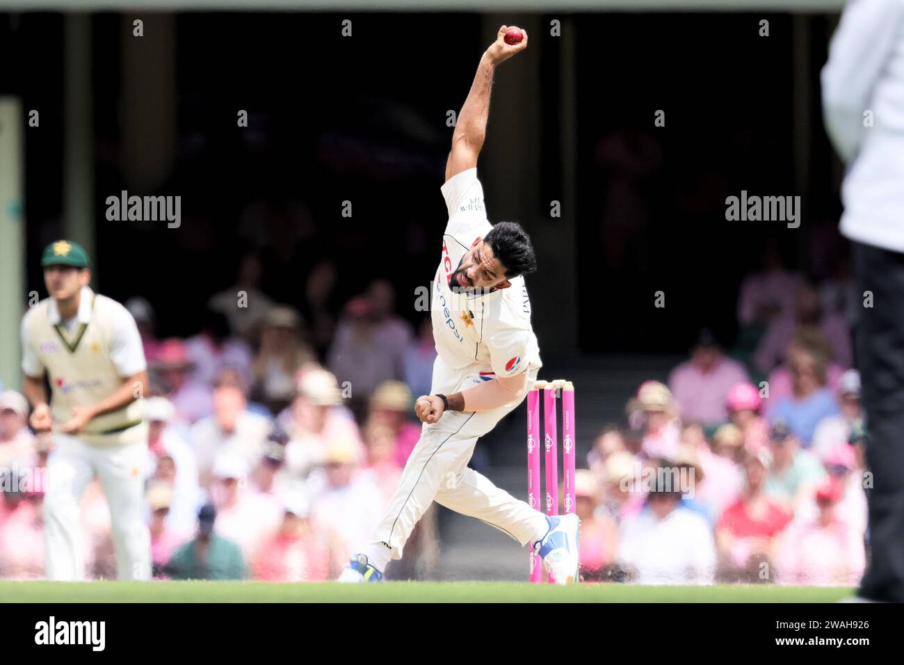 Sydney, Australia, 5 January, 2024. Aamir Jamal of Pakistan bowls during Day 3 of the third test match between Australia and Pakistan at the Sydney Cricket Ground on January 05, 2024 in Sydney, Australia. Credit: Pete Dovgan/Speed Media/Alamy Live News Stock Photo