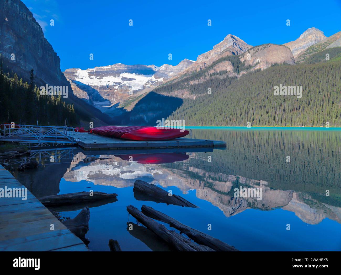 Canoes on Lake Louise Alberta Stock Photo - Alamy