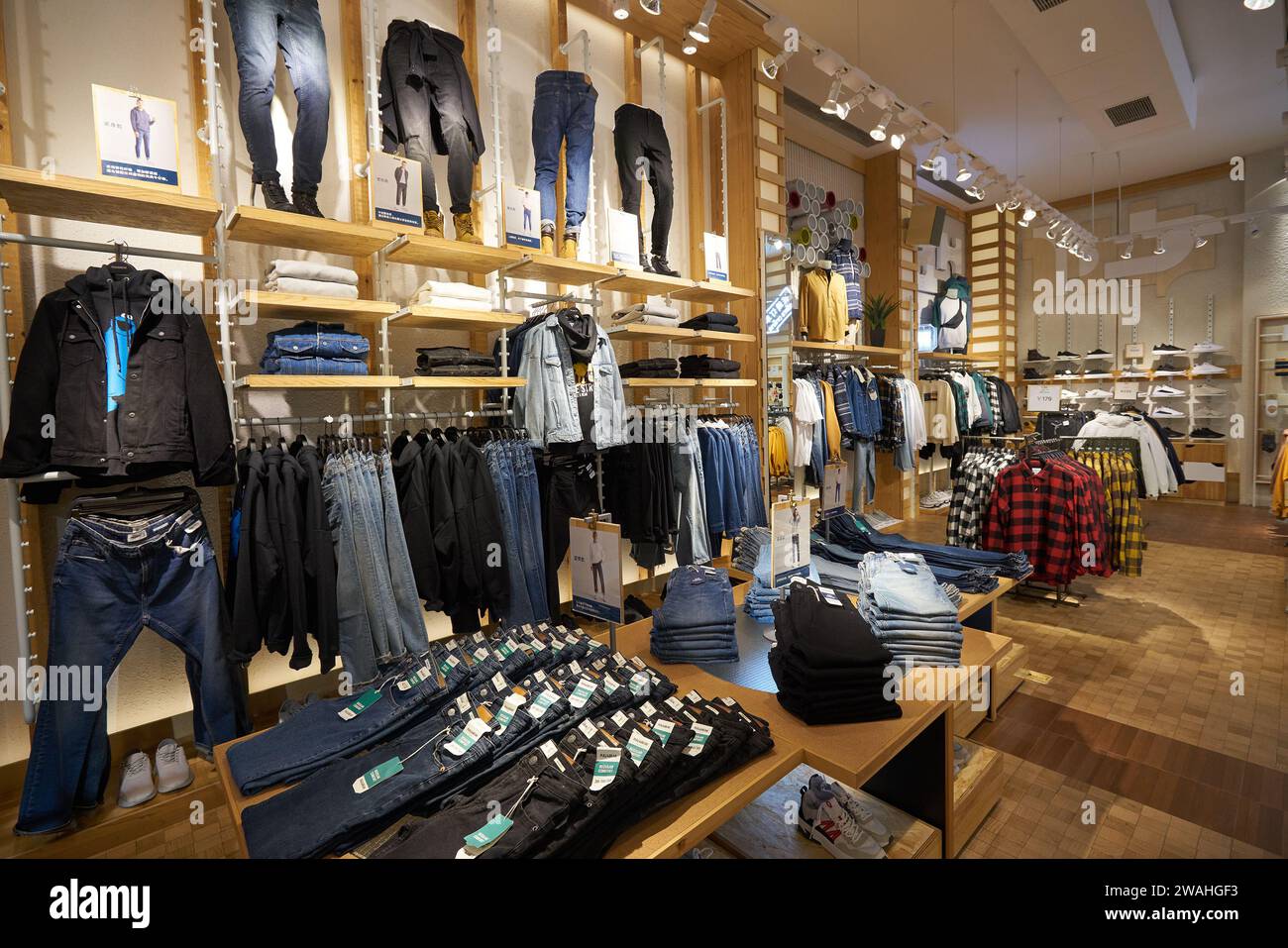 Pull bear hi-res stock photography and images - Page 8 - Alamy