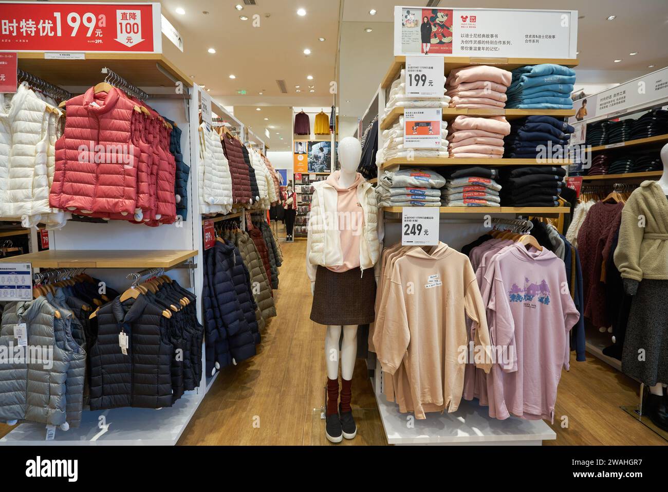 Uniqlo store shelves hi-res stock photography and images - Alamy