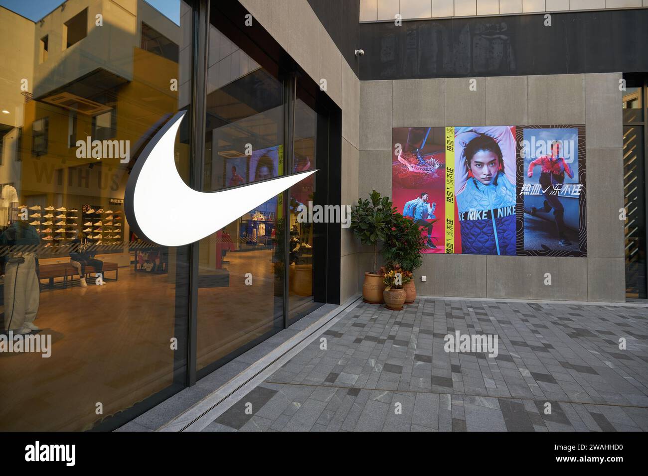 Nike 2019 commercial top