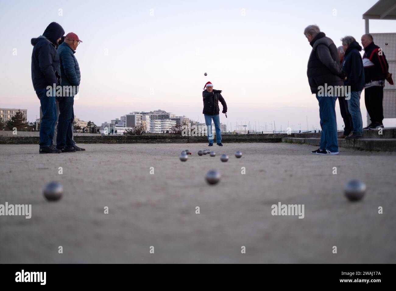 Petanquespieler am Strand von Le Havre in der Normandie. / Petanque players on the beach at Le Havre in Normandy. snapshot-photography/K.M.Krause *** Petanque players on the beach at Le Havre in Normandy Petanque players on the beach at Le Havre in Normandy snapshot photography K M Krause Stock Photo