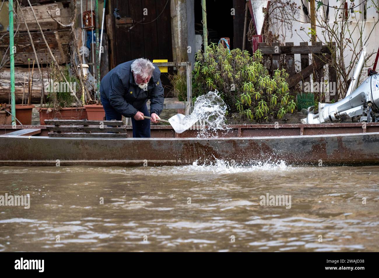 Bamberg, Germany. 05th Jan, 2024. A resident at the fishery in Bamberg