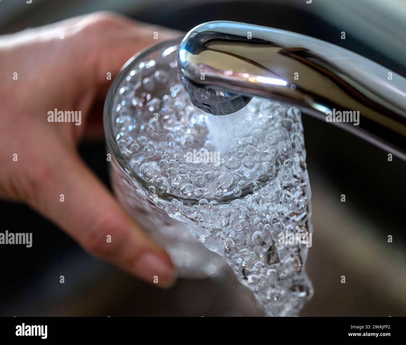 03.01.2024, Trinkwasser läuft aus dem Wasserhahn in einer Küche in Bad Wörishofen Bayern in ein Glas. 03.01.2024, Wasser aus dem Wasserhahn 03.01.2024, Wasser aus dem Wasserhahn *** 03 01 2024, Drinking water runs from the tap into a glass in a kitchen in Bad Wörishofen Bavaria 03 01 2024, Water from the tap 03 01 2024, Water from the tap Stock Photo