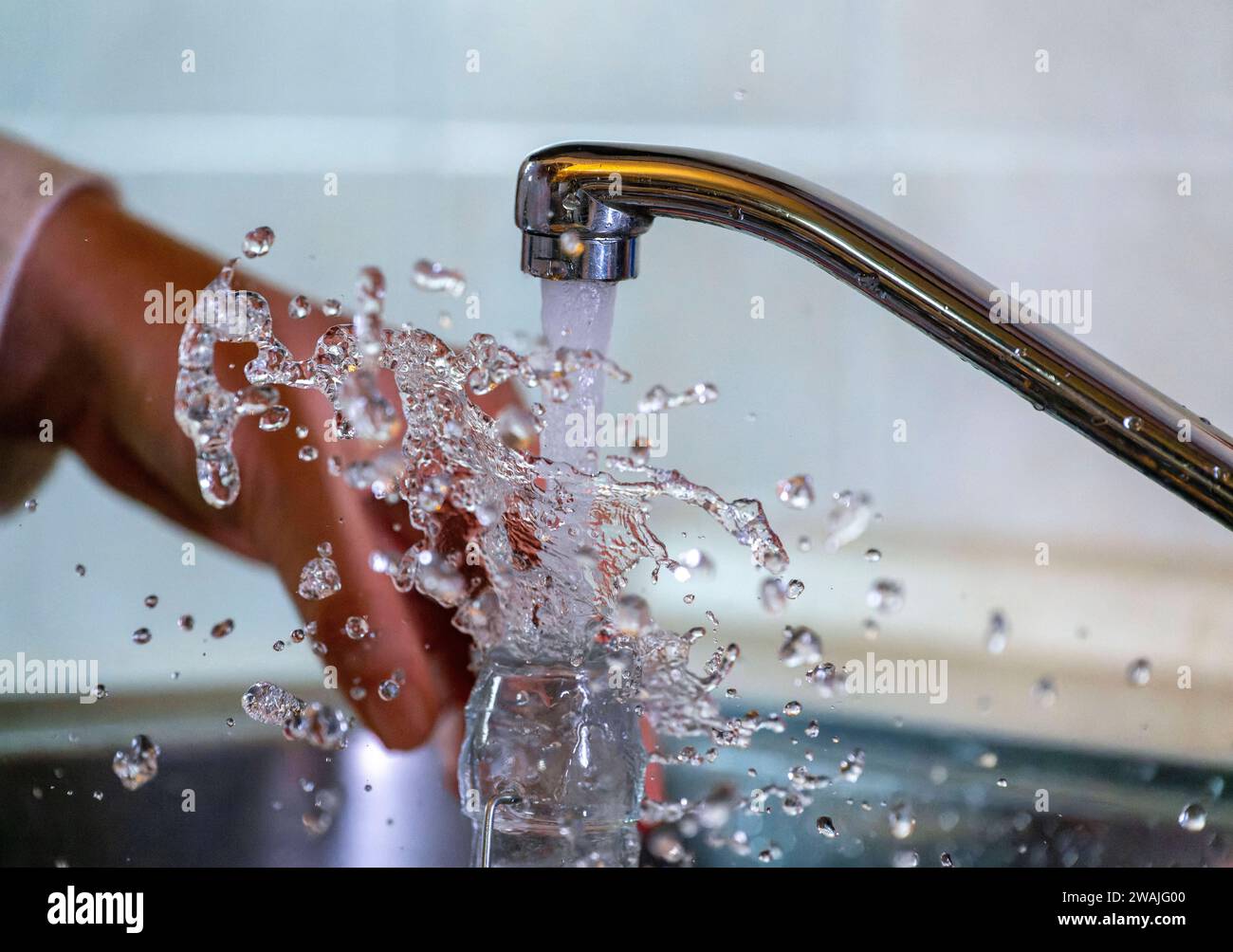 03.01.2024, Wasser spritzt aus dem Wasserhahn in einer Küche in Bad Wörishofen Bayern. 03.01.2024, Wasser aus dem Wasserhahn 03.01.2024, Wasser aus dem Wasserhahn *** 03 01 2024, Water spraying from the tap in a kitchen in Bad Wörishofen Bavaria 03 01 2024, Water from the tap 03 01 2024, Water from the tap Stock Photo