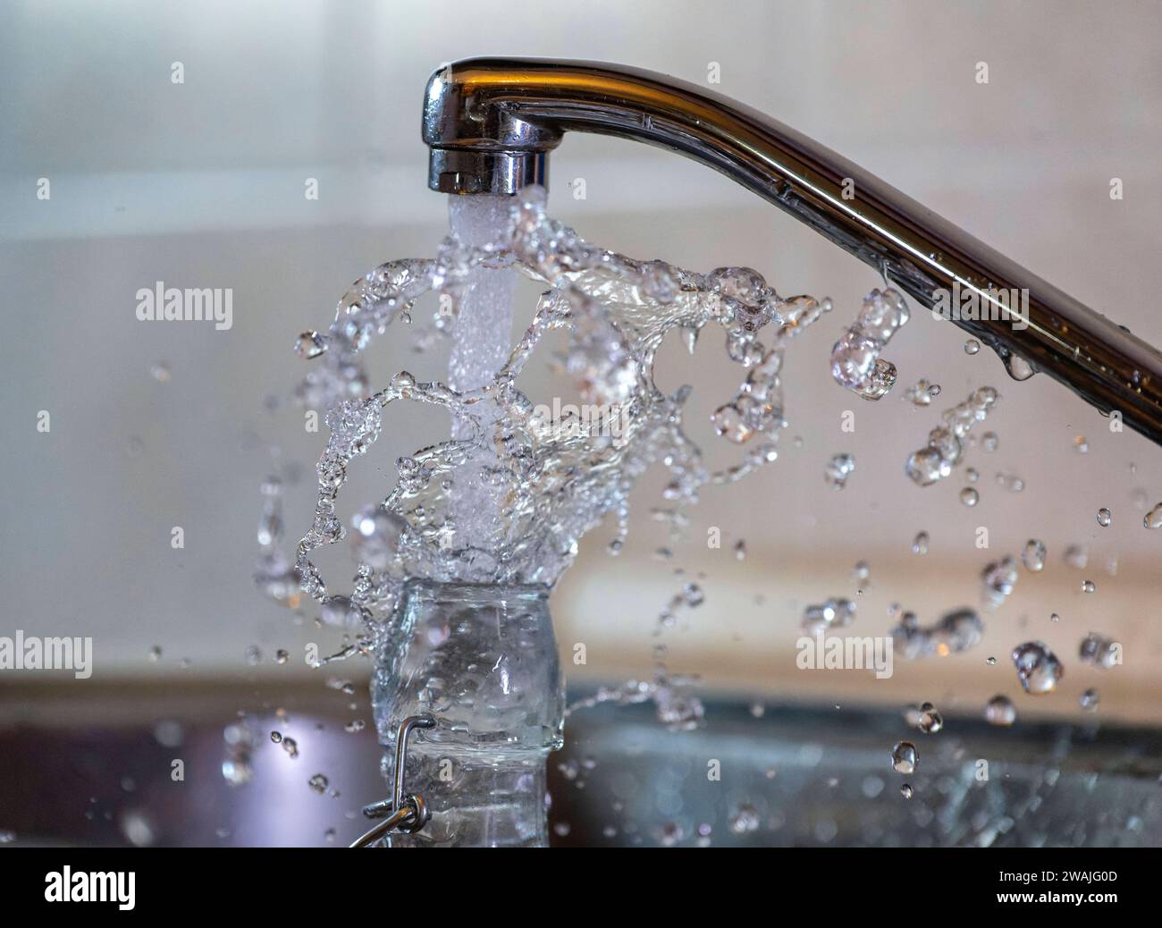 03.01.2024, Wasser spritzt aus dem Wasserhahn in einer Küche in Bad Wörishofen Bayern. 03.01.