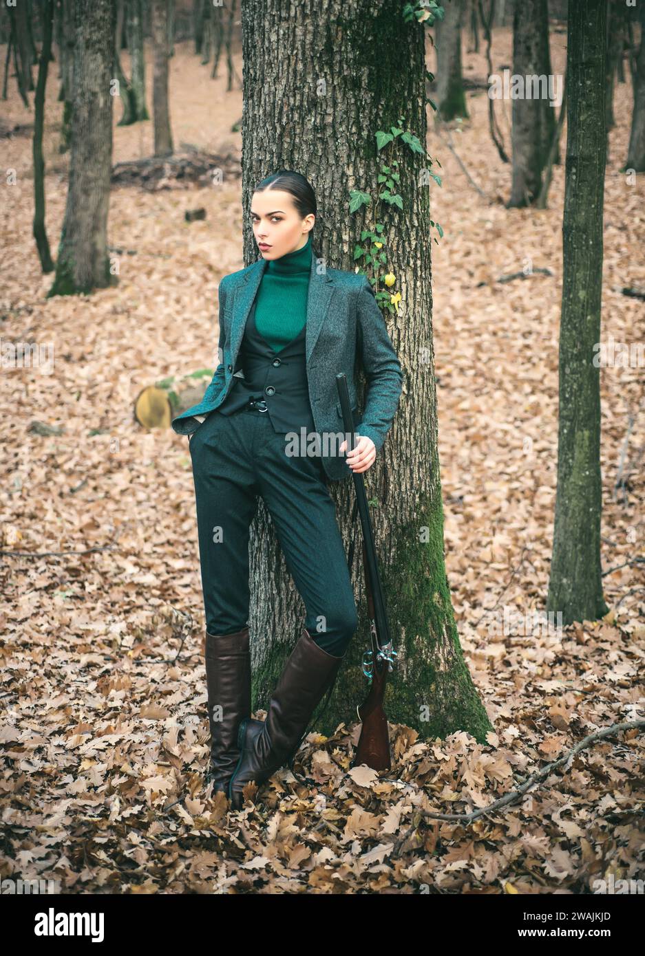 Young woman shooting hunting rifle hi-res stock photography and images ...